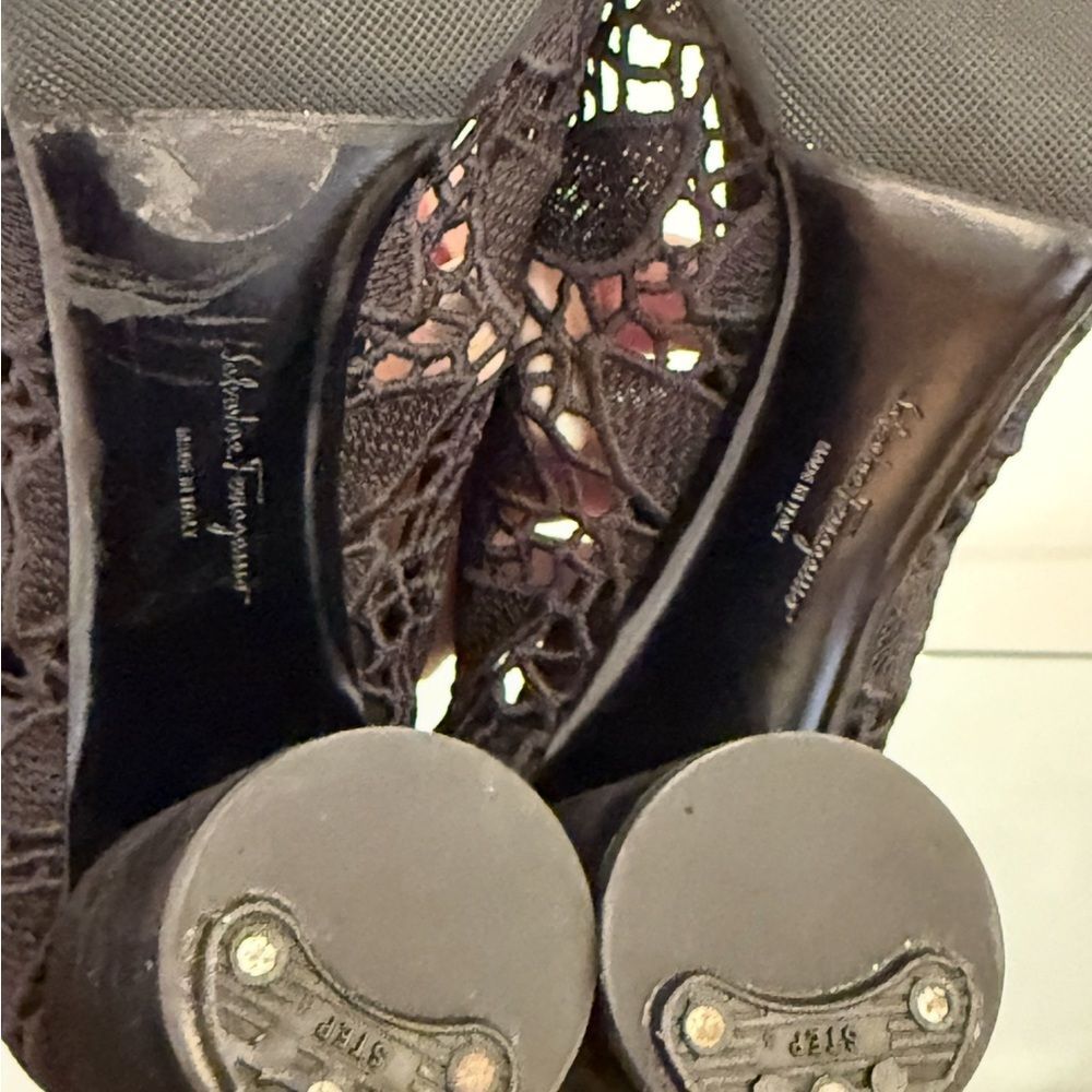 Salvatore Ferragamo Vara Bow Lace Round Heel Pumps, Size 6 - Picture 8 of 16